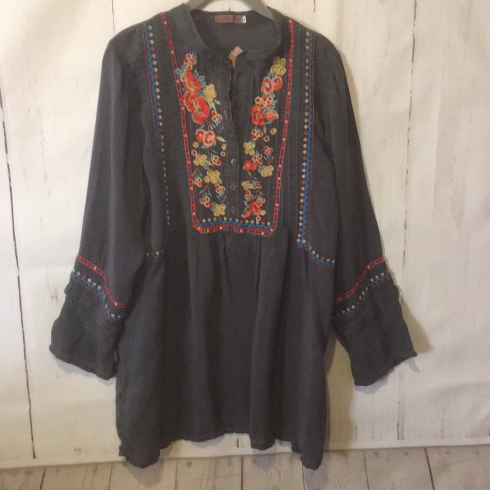++SOLD++-JOHNNY WAS Bethanie Women’s Gray Embroidered Tunic Blouse. Cupra Rayon.